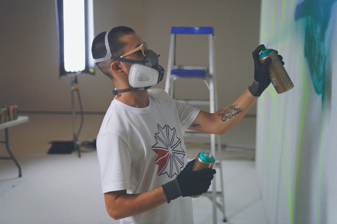 Un artiste qui se cache pour mettre en avant ses œuvres